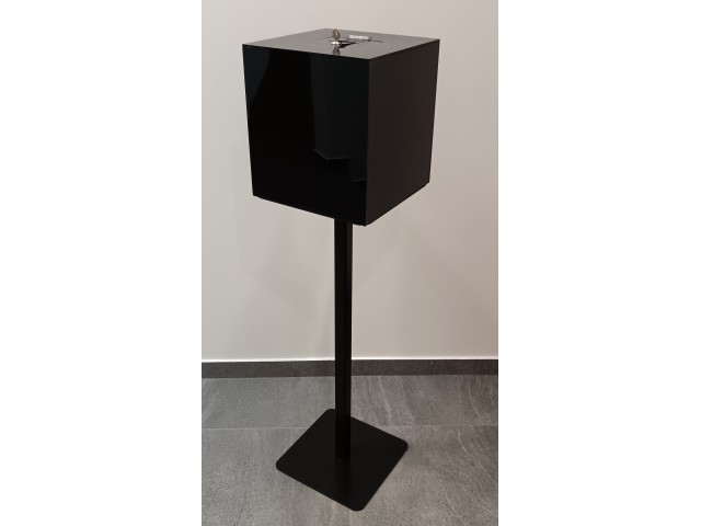 Črna škatla s ključavnico na kovinskem podstavku