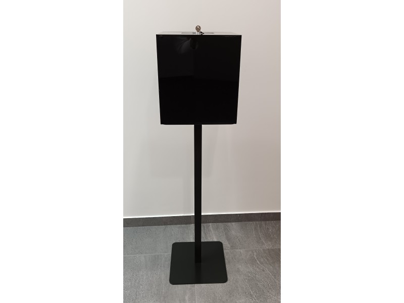 Črna škatla s ključavnico na kovinskem podstavku