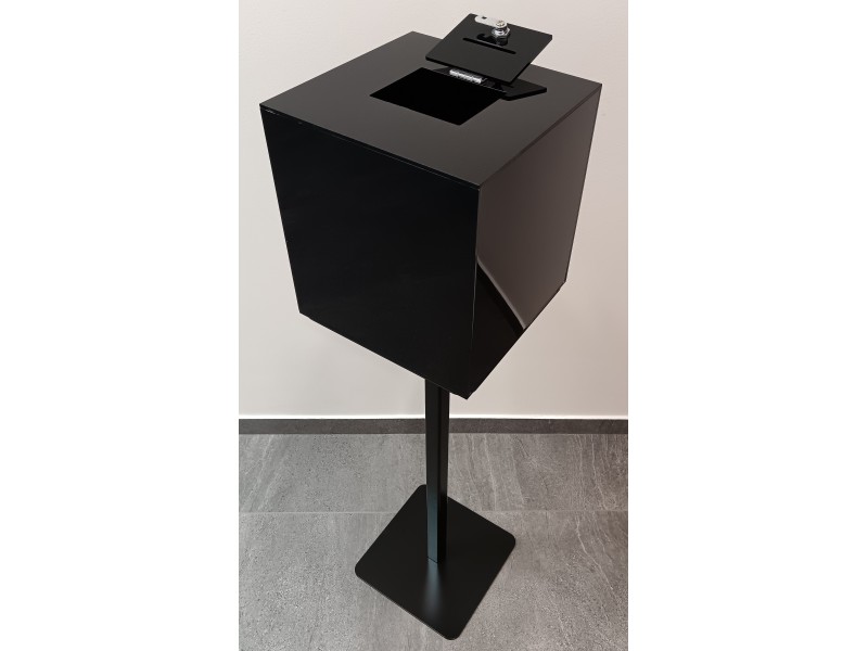 Črna škatla s ključavnico na kovinskem podstavku