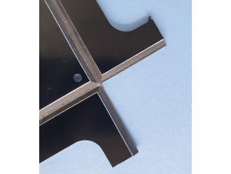 Detail der CNC-gefrästen Kanten und Ausschnitte auf der Rückseite einer Aluminium-Verbundplatte