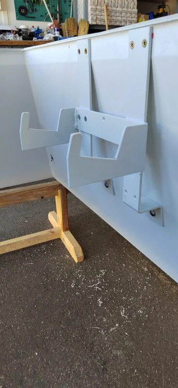 Detajl pritrdilne in odpiralne opreme svetlobnega traku.